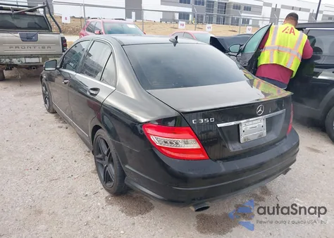 2010 Mercedes-Benz C 350 Sport z USA, uszkodzony, nr VIN WDDGF5GB3AR092323